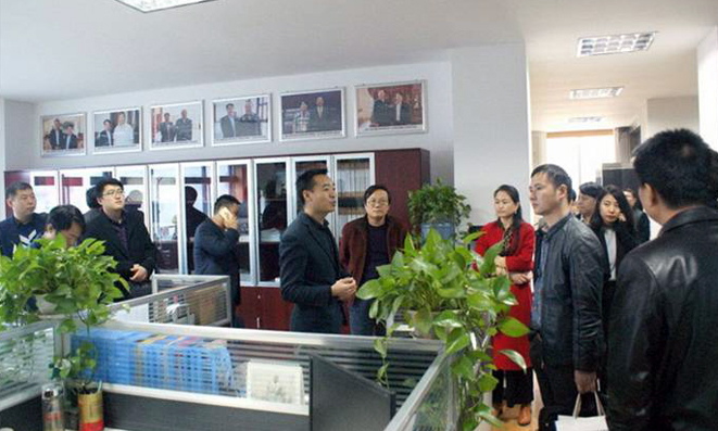 与会代表实地考察人才战略发展研究中